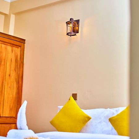 Aves Executive Hotel Arusha Buitenkant foto