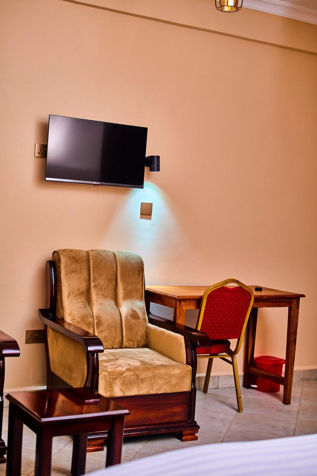 Aves Executive Hotel Arusha Buitenkant foto