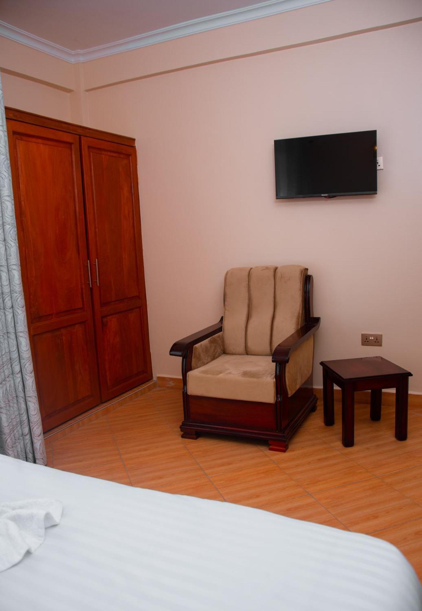 Aves Executive Hotel Arusha Buitenkant foto