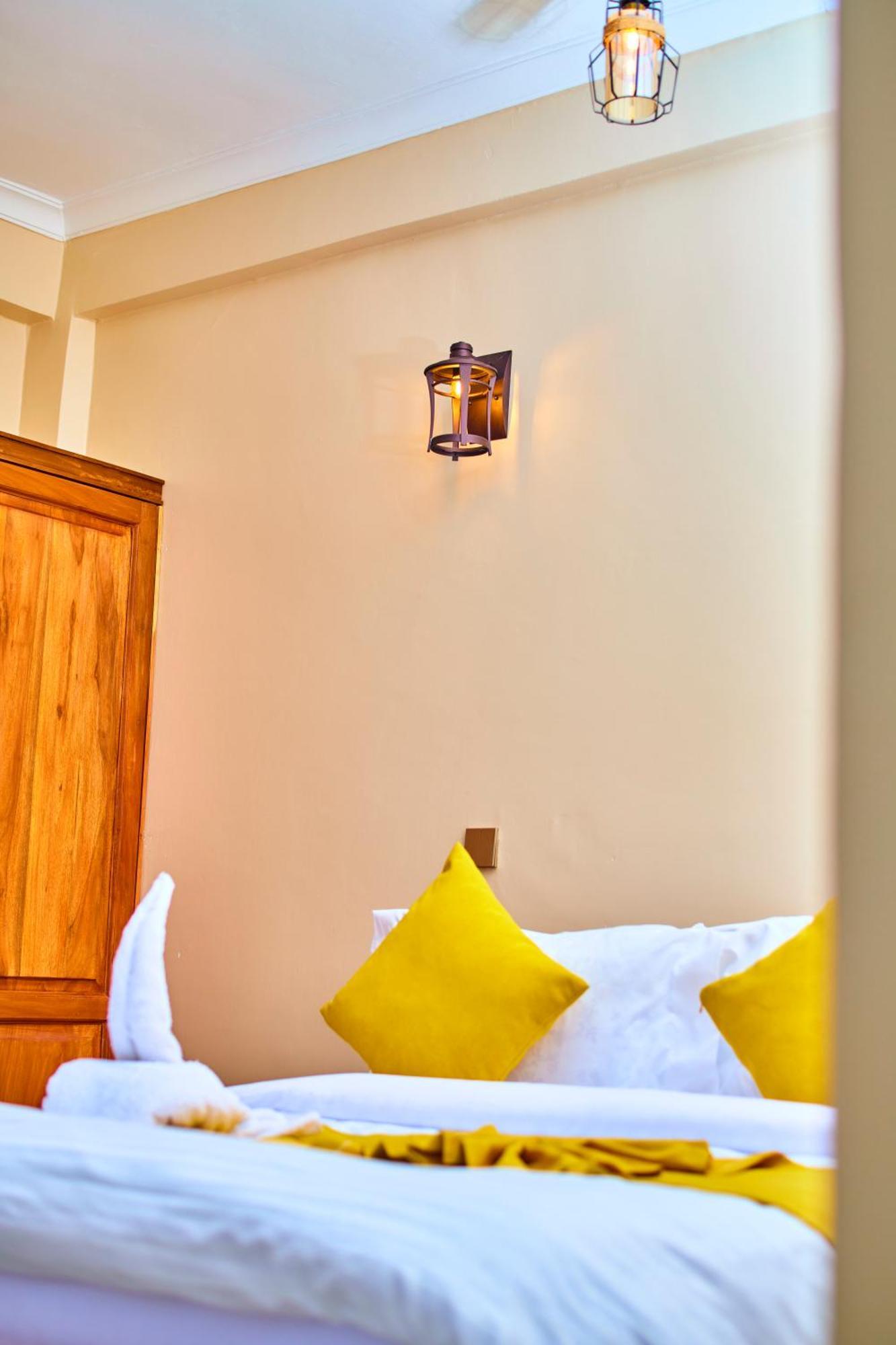 Aves Executive Hotel Arusha Buitenkant foto