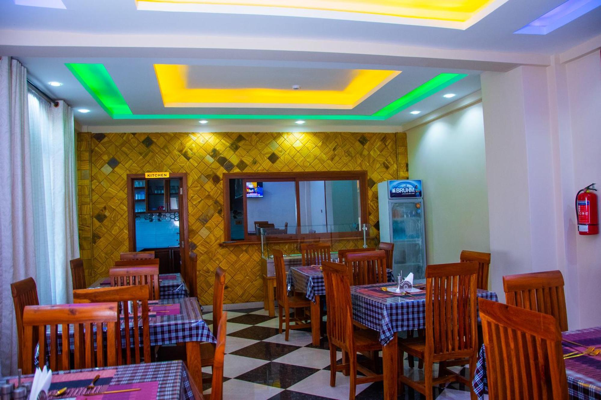 Aves Executive Hotel Arusha Buitenkant foto